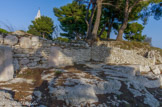 Saint Pierre. <br>Fronts d'extraction d'une carrière de pierre moderne. Mur de terrasse à pilastre et plateforme servant d'aire de stockage (Ier s. ap. J.-C)