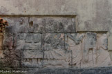 Le bas-relief funéraire de Saint-Julien-lès-Martigues. <br> Au centre de couple conjugal qu'on a voulu honorer. C'est donc le mémento tombal d'une famille. Les deux silhouettes plus petites qui apparaissent au fond derrière les parents assis, et entre eux, sont celles d'enfants du ménage. Sur le même plan que les parents assis deux figure d'adultes debout : des togati, autant que permet de juger l'état de surface de la pierre. De chaque côté, de face, deux cavaliers qui avaient tous les deux, à l'arrière, leur cheval. La monture à droite a presque entièrement disparu, sauf quelques restes du poitrail, du ventre et des pattes d'avant. Celui de droite porte une sorte de cotte de mailles, l'autre un costume qui comporte un drapé.