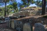 Saint Blaise. <br> Bastion polygonal du rempart grec. La fortification hellénistique forme le monument majeur de cette agglomération. À peu de chose près, elle suit le tracé et la conformation du rempart archaïque, ce qui a permis de dire qu'elle en constituait l'habillage monumental. Sur ce plan, deux exemples sont éloquents : l'impressionnant bastion polygonal sud, qui englobe au moins une tour primitive, et la porte principale et médiane dont le plan reprend celui de l'ouvrage antérieur.